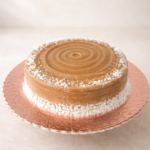 Bolo de doce de leite com coco