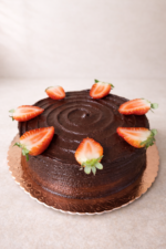 Bolo de brigadeiro com morangos - Imagem 2