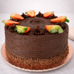 Bolo de brigadeiro com morangos - Imagem 2
